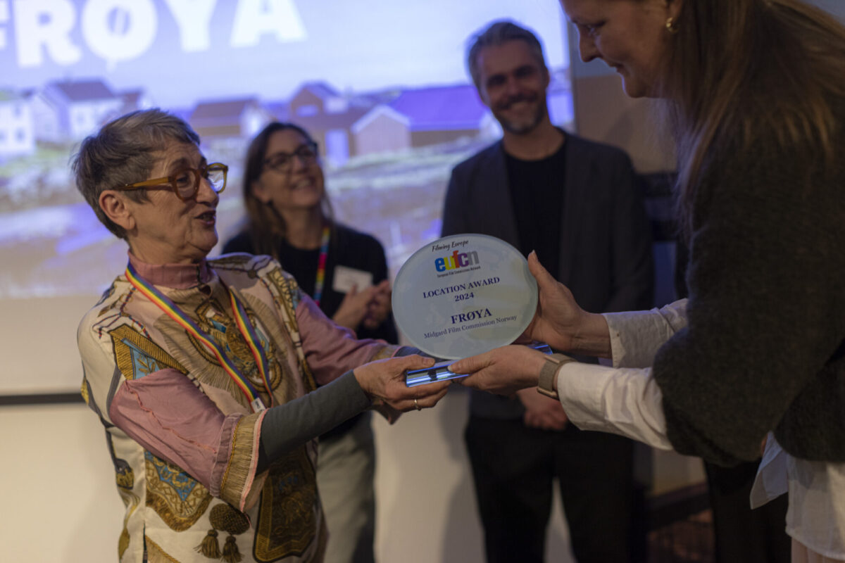 Solveig Sigmond Ræstad recive the award from the jury 